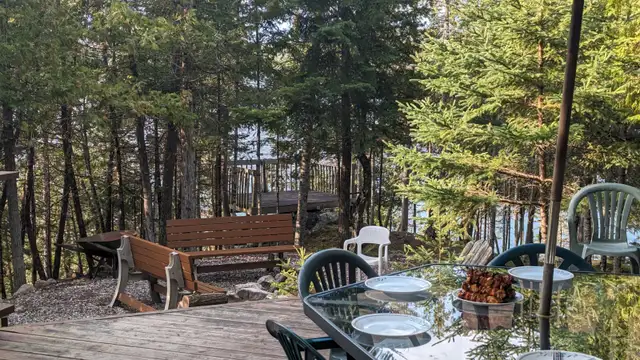 LAKEFRONT COTTAGE FOR RENTRODDICK LAKE - Discounted rates in Quebec in Canada - Image 13