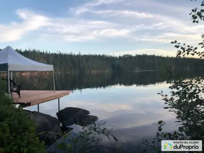 Située directement sur le bord du Lac-Kenogami, secteur Baie-Cascouia, à 25 minutes des centres-vill...