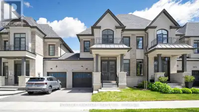 Welcome to 1329 Merton Road, an exceptional Fernbrook-built townhouse in the highly desirable Glen A...