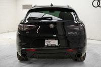 Local trade with only 3,948 KM!!! This Alfa Romeo Stelvio delivers a Intercooled Turbo Premium Unlea... (image 6)