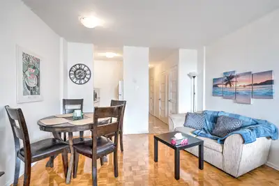 Appartements 1 1/2 ou 2 1/2 MEUBLÉS à louer à proximité de l'université UQAM et MCGILL au coin de St...