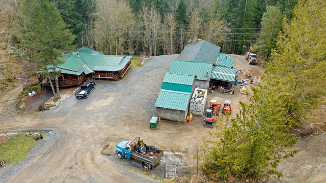 MECHANICS DREAM SHOP & LARGE FAMILY HOME ON 2 ACRES! in Houses for Sale in Cowichan Valley / Duncan