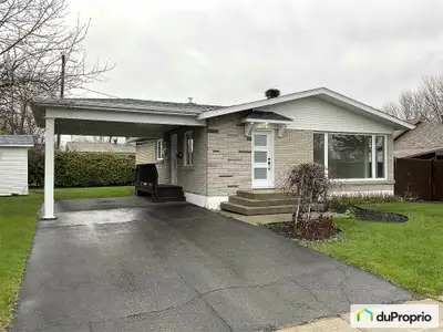 Chaleureuse maison offrant quatre chambres à coucher, dont trois au rez-de-chaussée. Le salon du rez...