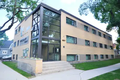 ONE MONTH FREE RENT! Please contact Caretaker Jesus (204)330-6222 to arrange a viewing **PICTURES AR...