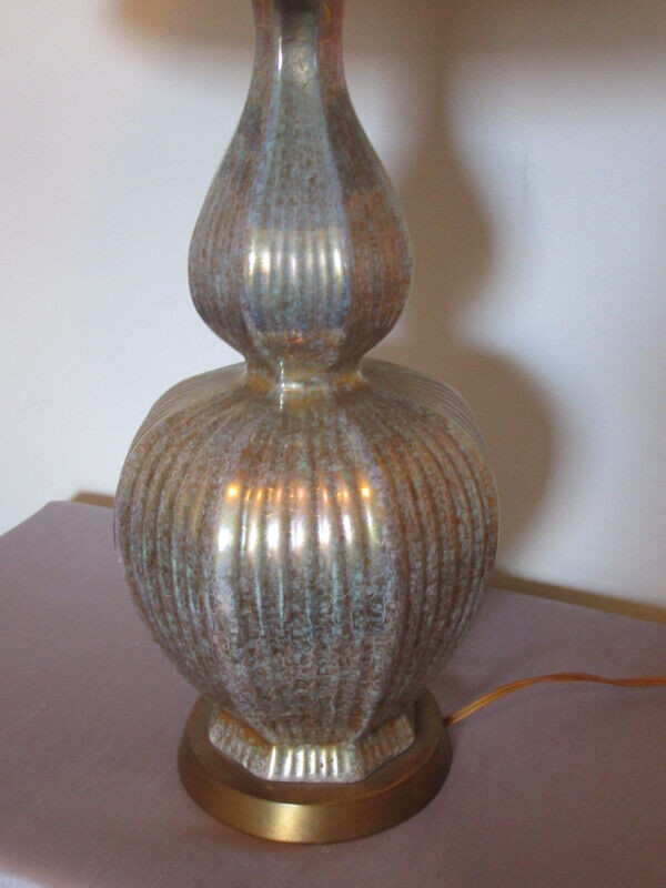 VINTAGE CERAMIC DOUBLE GOURD TABLE LAMP W/SHADE dans Éclairage intérieur et plafonniers  à Ville de Montréal - Image 3