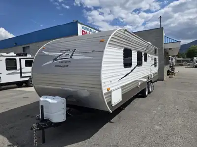 Crossroads Z-1 Travel Trailer, Rear Triple Bunks, Refrigerator, Microwave, Range, Dbl. Kitchen Sink,...