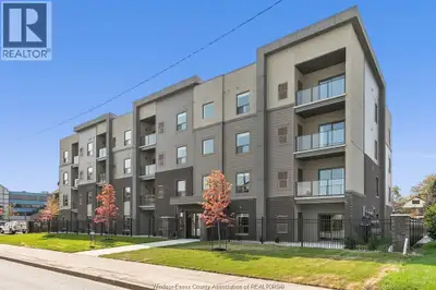 BEAUTIFUL SPACIOUS TWO BEDROOM TWO BATH CORNER UNIT 1073 SQFT ,IN THE HEART OF DOWNTOWN WINDSOR ALL...