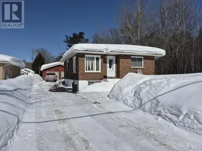 Fourth Line Brick Charmer! This 2+1 bedroom, 2 full bath home sits on nearly a full acre (.97 acres)...