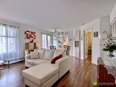 Beau condo rez de chaussée d'un immeuble de 8 unités près de tous les services, à quelques pas de ma...