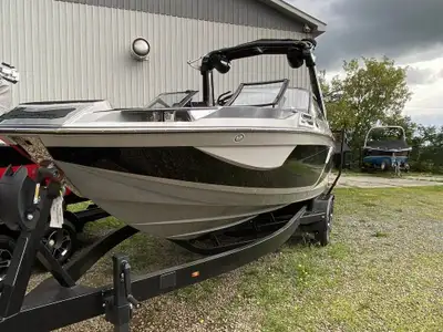 SUPER PROMO Centurion Ri230 2023 Longeur / Length : 23’ Largeur / Beam : 102” Capacité / Capacity :...