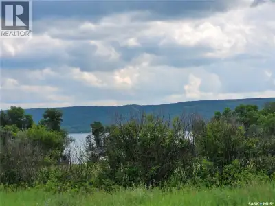 Sink your roots near the captivating beauty of Round Lake, Saskatchewan! This large 1.74 acre lake-v...