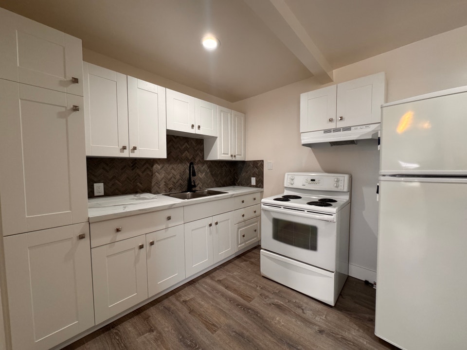 Renovated & Bright 1 Bedroom Apartment In Stanley Park! (Unit 2) 4