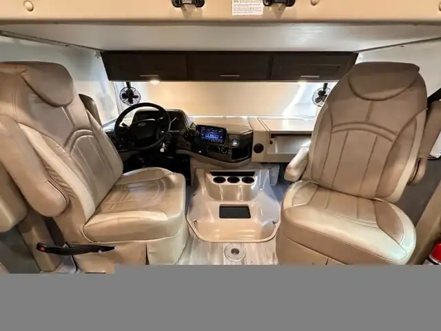 2022 Thor Motor Coach Challenger 35MQ only 6,310 Miles in RVs & Motorhomes in Moncton - Image 15