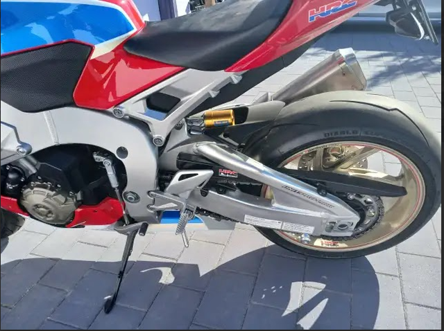 2017 HONDA CBR 1000RR SP - RED in Sport Bikes in Winnipeg - Image 5