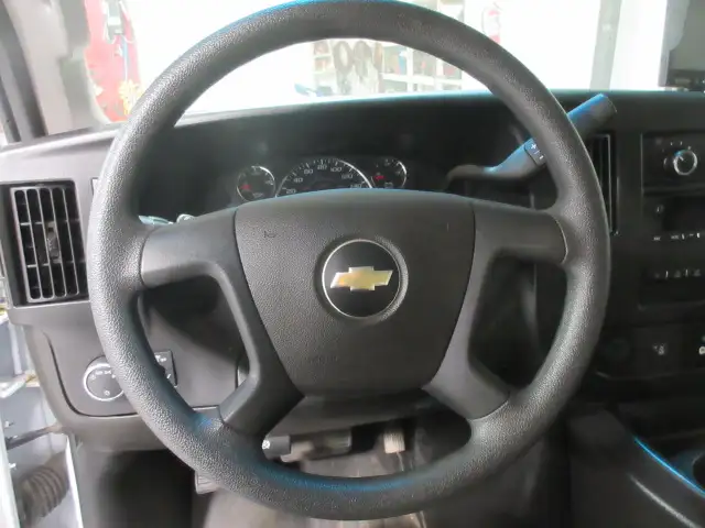 2023 Chev Express Cube Van600959099832913924