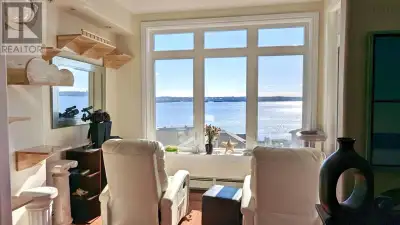 This stunning ocean-view condo offers breathtaking sea views and an unbeatable location. Only a 5-mi...