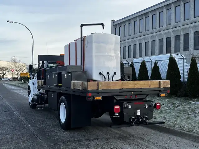 2011 Ford F750 18 Foot Cummins Manual Flatdeck in Heavy Trucks in Winnipeg - Image 9