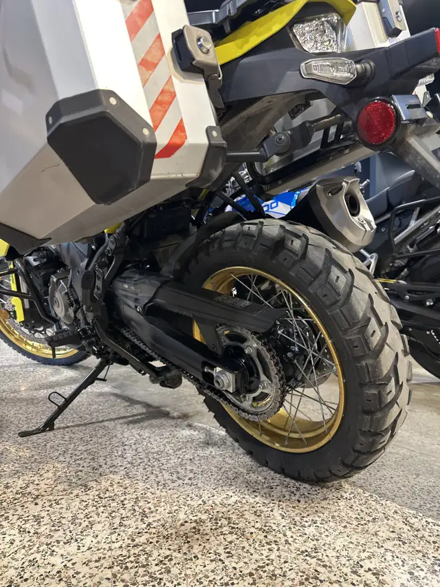 2023 Suzuki V-STROM 1050DE Champion Yellow No.2 / Metallic Mat S in Street, Cruisers & Choppers in Ottawa - Image 3
