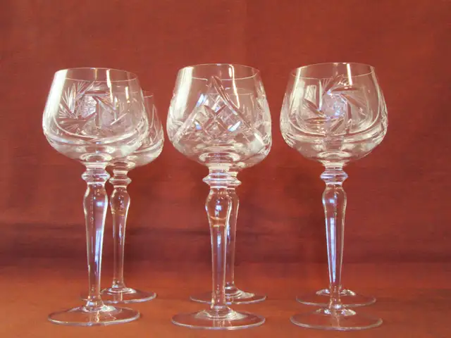 Set of 6 Vintage Pattern Pinwheel & Fan Cut-Crystal Wine Goblets in Kitchen & Dining Wares in City of Montréal - Image 3