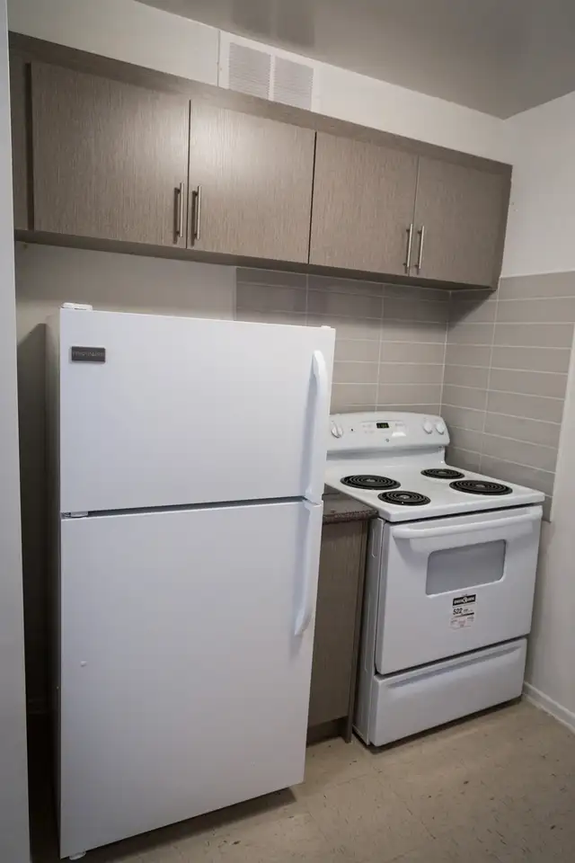 Etobicoke 1 + DEN Suite from $215063417637632771122