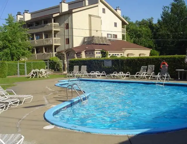 Condo en face du Lac Memphrémagog à Magog in Quebec in Canada - Image 10