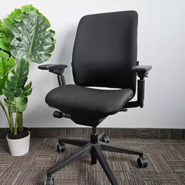 Steelcase Amia ergonomic office chair Free delivery in Chairs & Recliners in City of Toronto - Image 4