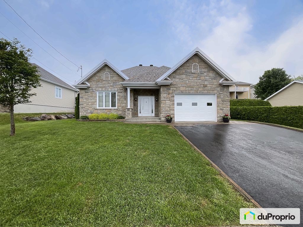 $585,000 - Bungalow for sale in Ste-Marie — photo 1