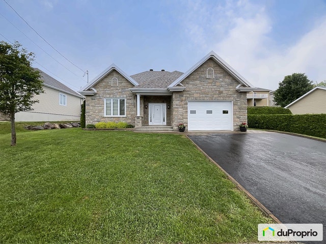 $585,000 - Bungalow for sale in Ste-Marie — photo 1