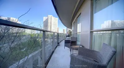 Price: $519,000 / $1,969/mo Live in one of Mississauga's most iconic buildings, where contemporary s...