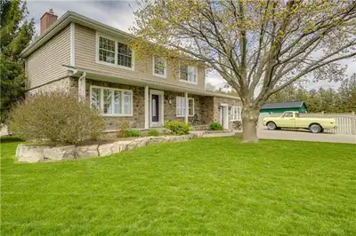 Please call 416-910-2020 Looking for a comfortable and convenient place to call home? We have two pr...