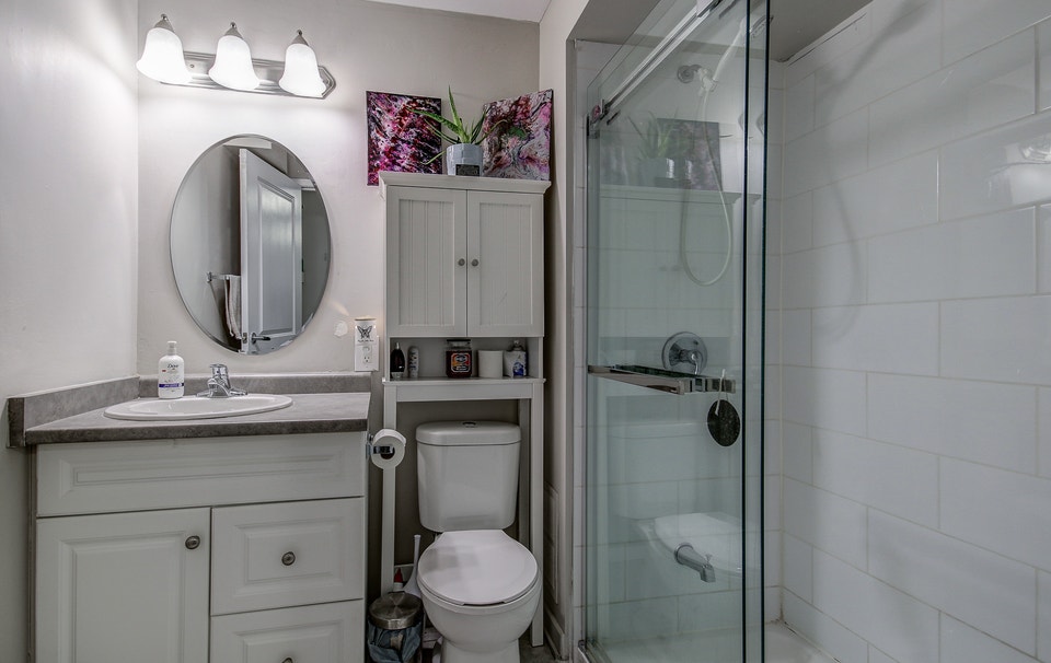64 Roehampton Ave.  -  2 bedroom apartment available! 4