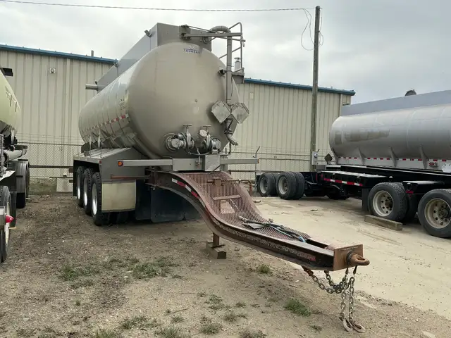 2013 TREMCAR 22215L Tri/A Stainless Steel Pup Tank Trailer in Heavy Equipment in St. Albert - Image 2