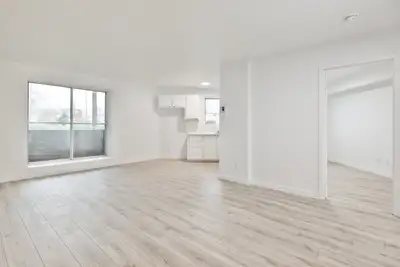 3 1/2 situé dans le Vieux-Longueuil dans un immeuble très bien entretenu. Près de la Place Longueuil...