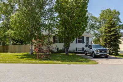 6 Dawe Place | Pasadena A Pat Higgins RE/MAX Listing! This three-bedroom (2+1) home is located on a...