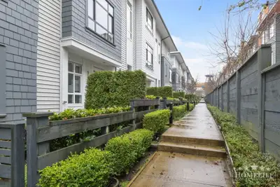 3 Bed, 2.5 Bath Townhouse with Den for Rent in Surrey! Family-friendly community close to schools, p...