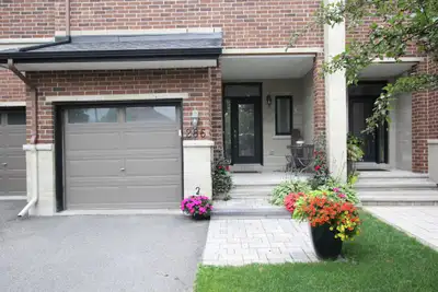 Beautiful and Bright 3 Bdm/2.5 Bth Townhome, Kanata Lakes, Sept1