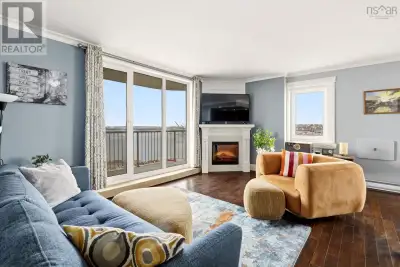 Take in incredible harbour views from every window in this spacious 3-bedroom, 2-bath condo, filled...