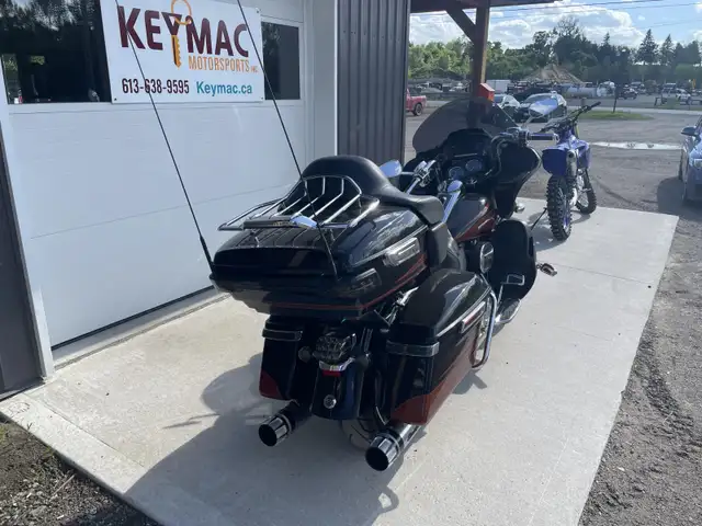2015 Harley-Davidson® FLTRUSE CVO™ Road Glide® Ultra in Touring in Pembroke - Image 5