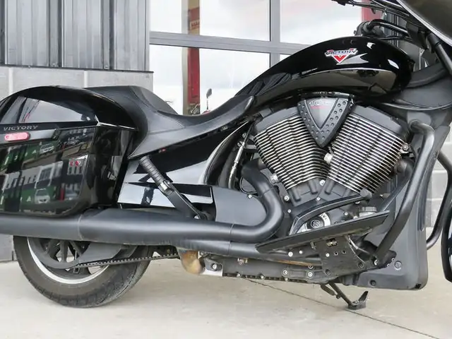 2014 Victory Motorcycles Cross Country 8-Ball Gloss Black in Street, Cruisers & Choppers in Cambridge - Image 8