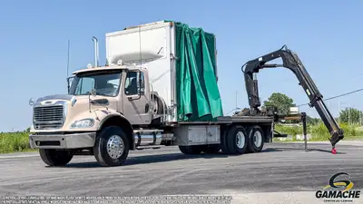 Heavy truck - # STOCK: C-32717 2009 FREIGHTLINER M2 112 BOITE A RIDEAUX AVEC GRUE ARTICULÉ 2009 FREI...