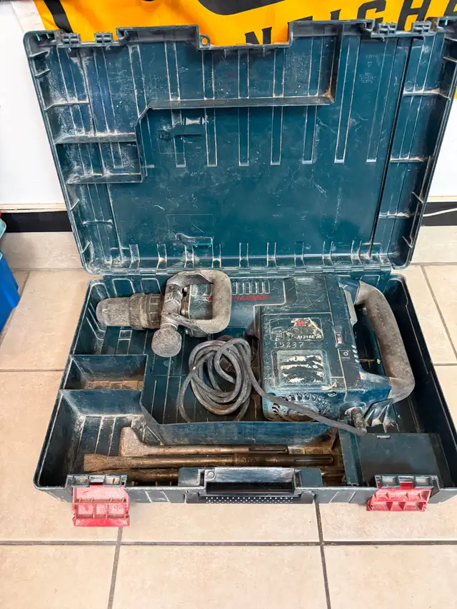 BOSCH 11316EVS SDS-Max Demolition Hammer in Power Tools in Hamilton - Image 2