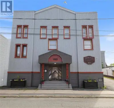 Invest in this top quality 2 unit and Live and work midway between Queen Sq. and King Sq. Enjoy a sp...