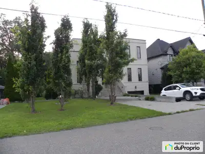 Maison unique, Très claire: nombreuses fenêtres et portes-patio. Située en bout de rue peu passante,...
