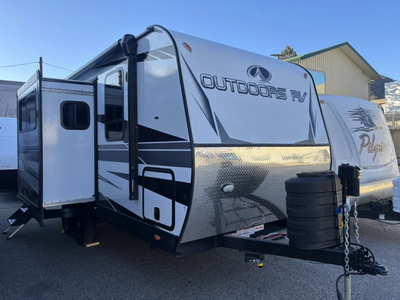 If you want something easy to tow without giving up four-season capability or off-grid freedom, this...