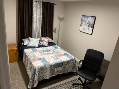 This clean and comfortable furnished room is available in the desirable Kanata hi-tech area, perfect...