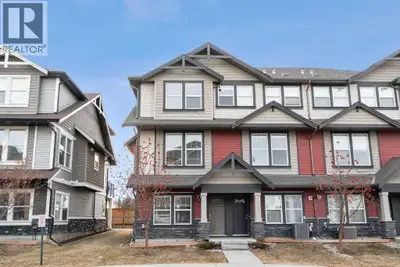 Welcome to this beautifully maintained three-level townhouse in the desirable community of Williamst...