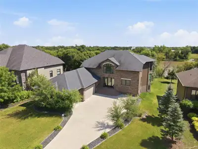 5W//Winnipeg/Spectacular River Front custom built home with panoramic river views from every room!31...