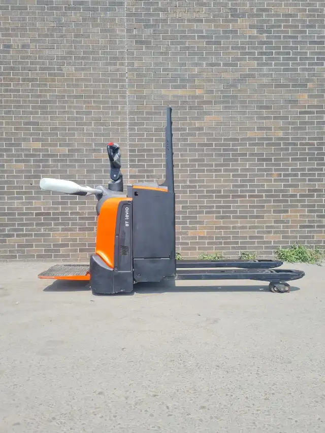 2017 BT ELECTRIC RIDE-ON PALLETJACK FORKLIFT 4500LBS CAPACITY in Heavy Equipment in Mississauga / Peel Region - Image 2