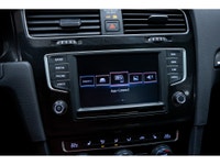 Le Volkswagen GTI 2016 incarne l'essence même de la conduite sportive et dynamique, offrant un mélan... (image 2)