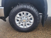 6.6L V8 | Z71 OFF-ROAD PACKAGE | HEATED FRONT SEATS | LEATHER | HEATED STEERING WHEEL | POWER DRIVER... (image 4)